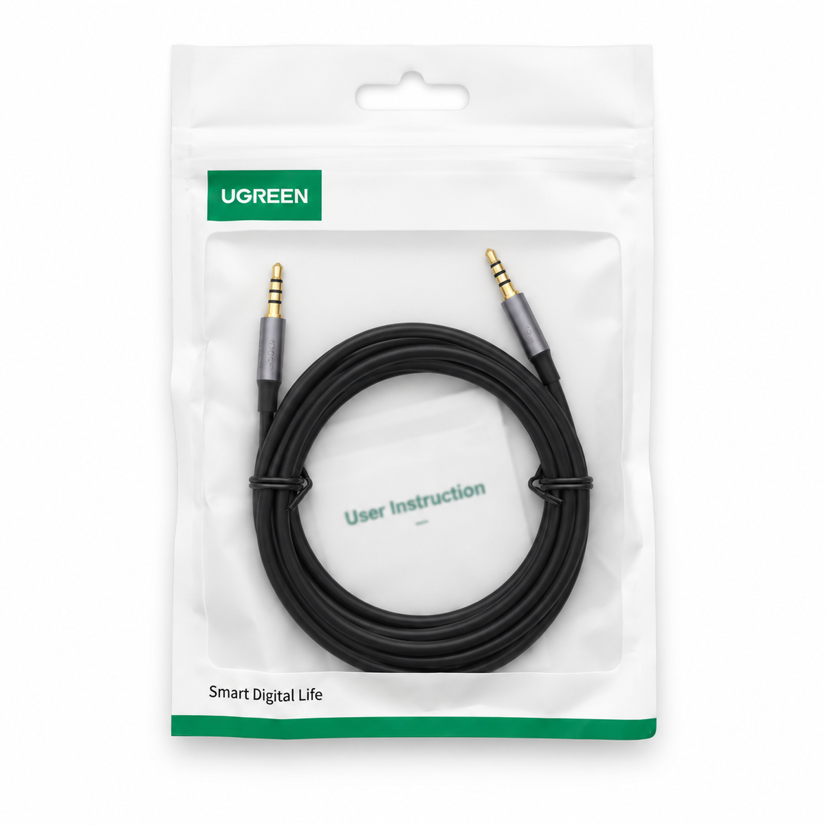 Cable UGREEN 20782 de audio 3.5 mm TRRS macho a macho de 2 metros, negro, en su empaque sobre fondo blanco